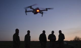 Десетки задържани и отменени полети в Москва заради атака с дронове