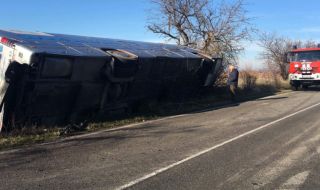 Катастрофа в Пазарджишко, преобърна се автобус