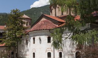 Свлачище заплашва Бачковския манастир