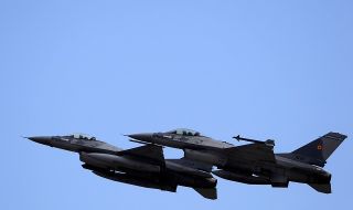 Южна Корея приземи своите Ф-16 след проблем с двигател и катапултирал пилот