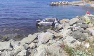 Самоуби се мъжът, който се хвърли с автомобила си в морето