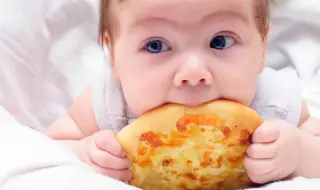 Малко бебе опитва пица за пръв път, реакцията му е безценна (ВИДЕО)