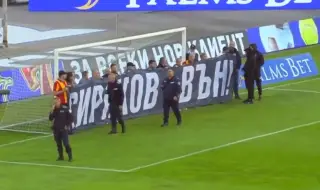 Скандал на мача Левски – Черно море! Фенове на "сините" блокираха врата