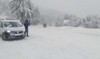 Снеговалеж затруднява движението при прохода „Шипка“