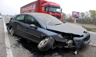 Кърджалийско Peugeot се помля в хасковски Mercedes-Benz