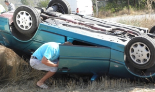 Кола лети 10 м. при удар, няма жертви