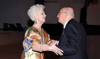 Райна Кабаиванска продава вещи на търг