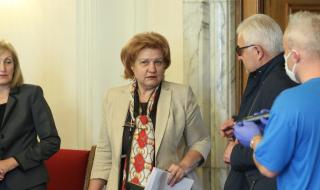 Менда Стоянова оттегли предложението за авансовия данък