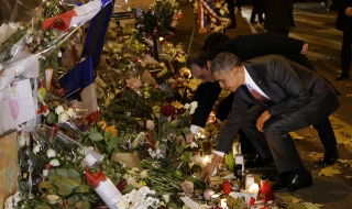 Обама почете жертвите на атентатите в Париж