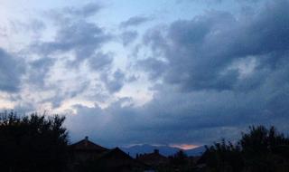 Облаци на запад, слънчево на изток