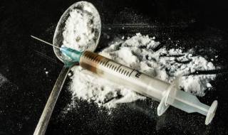 Хванаха 52-годишен с половин килограм хероин