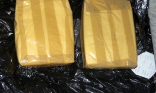 Жена носи 2 кг. кокаин в изкуствен корем (ВИДЕО)