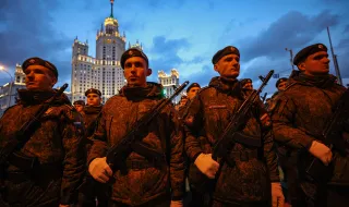 Русия набира по 1800 чужденци месечно за армията си, твърди украинското разузнаване
