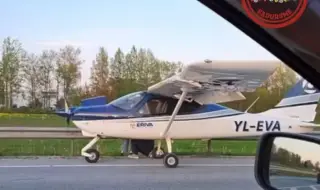 Самолет кацна аварийно на магистрала в Латвия ВИДЕО