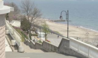 Вандализъм в Бургас: Събаряха саксии в Морската градина