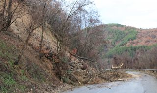 Продължава разчистването на пътя Кюстендил - Бобошево