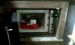 Откриха нелегални цигари в микровълнова печка