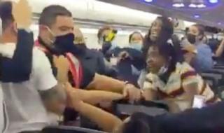 Пуснаха ток на жена, която не искала да сложи маска в самолет