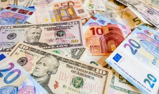 Защо еврото пада, а доларът расте? И кой печели от това?