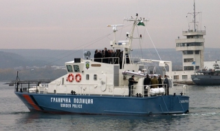 Още издирват паднал зад борда моряк