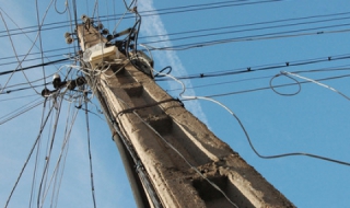 Вятърът събори стълб в София