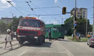 Трамвай излезе извън релси