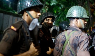 Престрелка, експлозии и заложническа драма в Бангладеш