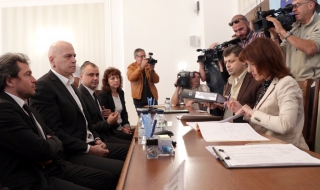 Слави Трифонов внесе документи в ЦИК за референдума