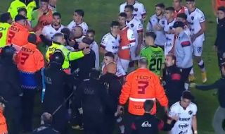 Футболисти и жандармерия се сбиха заради намеса на ВАР и два незачетени гола