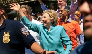 Клинтън марширува в Ню Йорк Прайд (снимки)