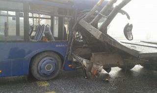 Автобус се заби в камион в Бургас (Снимки)