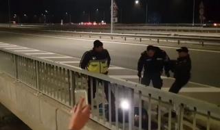 Полицаи бият протестиращ мъж на магистралата ВИДЕО