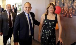 Президентът и първата дама кумуват на влюбени от екипа си