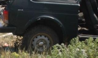 Lada Niva прегази собственика си на заден ход