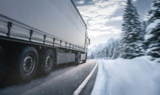 Шофьор на камион остави 56 мигранти в снега 