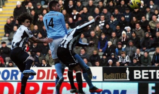 Манчестър Сити удари Нюкасъл, гони лидера