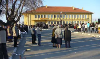 Оплетен в жици камион лиши от ток няколко села край Пловдив