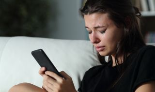 Вдовица разбра мрачна тайна от телефона на покойния си съпруг