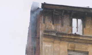 Пожар в хостел до Женския пазар остави десетки нелегални имигранти без покрив (обновена)