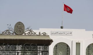 Държавният глава на Тунис продължи затварянето на парламента