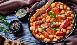 Рецепта на деня: Лесен боб с наденица