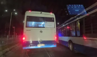 Камъни потрошиха стъкло на автобус №148 във Варна