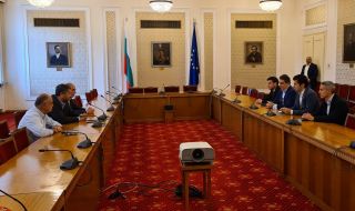 Започнаха разговорите за кабинет с ДБ