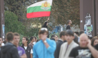 Мирно и с революционни песни протестират в София