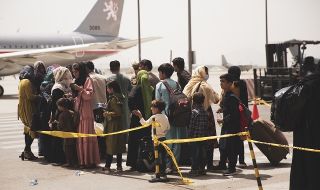 Над 18 000 души са били евакуирани от летището в Кабул (ВИДЕО)