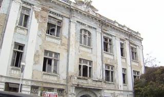 Ценна сграда във Варна се руши