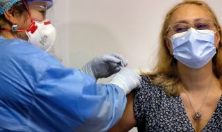 Ваксинирани лекари са се заразили с коронавирус
