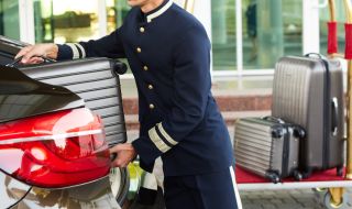 Ядосан гост нахлу във фоайето на хотел с автомобила си (ВИДЕО)