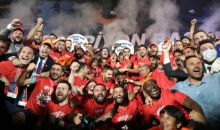 Истанбул Башакшехир спечели първа титла в историята си