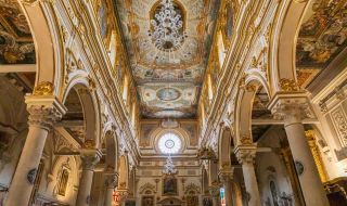 Няма да затварят църквите в Италия